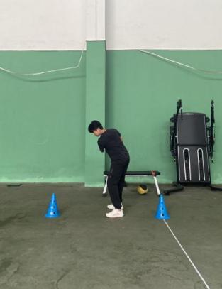 侧抛球-蓄力-侧