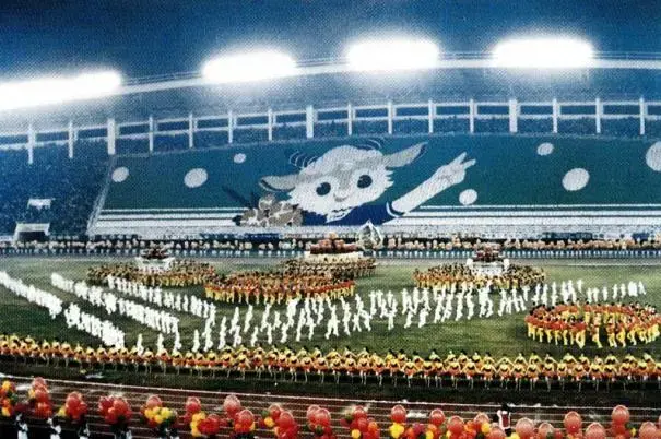 1987年11月20日晚，第六届全国运动会在广州天河体育中心开幕。（资料图片）