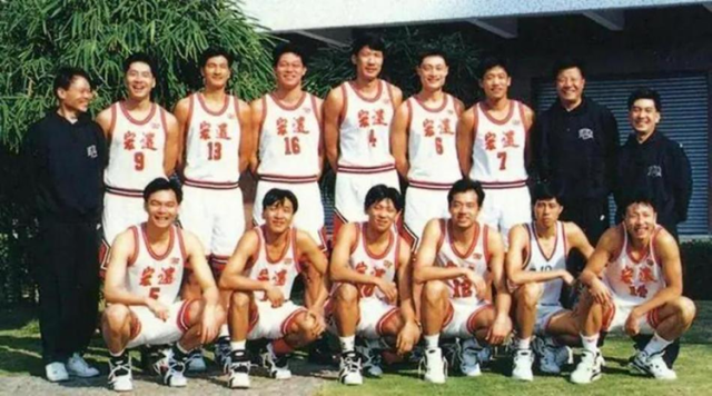 宏远篮球队合影。